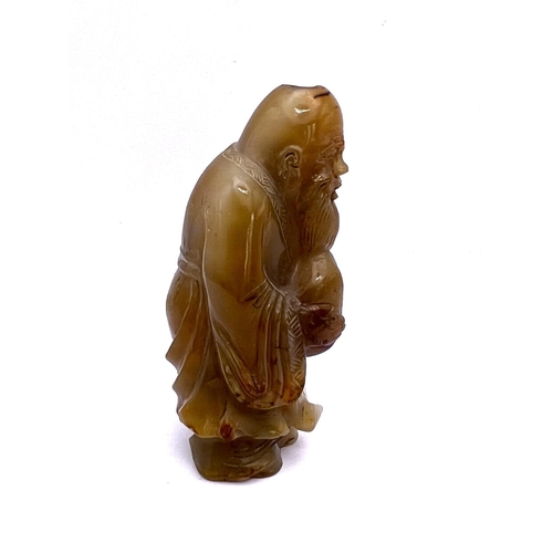 25 - A carved agate figural snuff bottle of Shou Lao. 7.9cm.