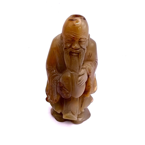 25 - A carved agate figural snuff bottle of Shou Lao. 7.9cm.