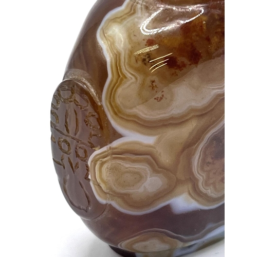 29 - An unusual polished agate bottle with a natural silhouette decoration in the form of a duck. Height,... 