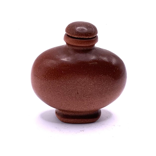 46 - A modern polished goldstone snuff bottle. 6cm.