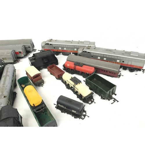 999 - A Collection of Loose Model Railway Locos. Coaches and Rolling Stock. (2).