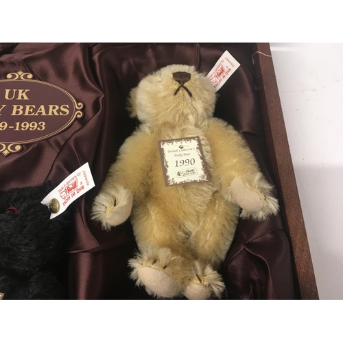 1065 - A boxed set collection of Steiff Baby Bears 1989 ..1993
Button in ear and certificate of authenticit... 