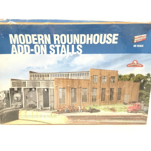 890 - 2 X Boxed And Sealed Walthers Model Buildings. A Modern Roundhouse Add-on Stalls and a Modern Roundh... 