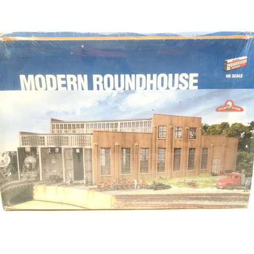 890 - 2 X Boxed And Sealed Walthers Model Buildings. A Modern Roundhouse Add-on Stalls and a Modern Roundh... 