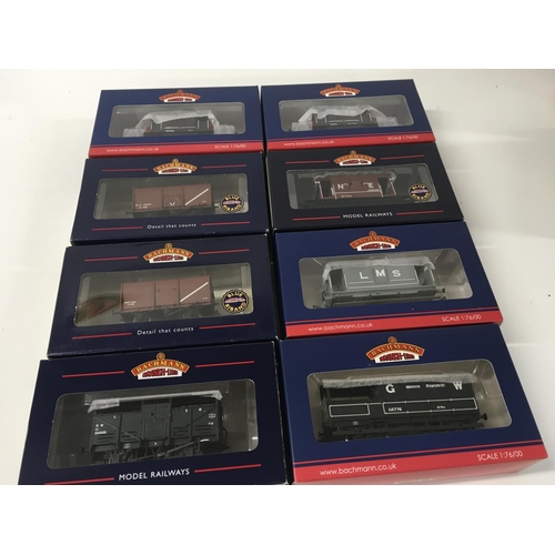 984 - Collection of 8 Bachmann model railway carriages. 00 gauge. 1:76 scale