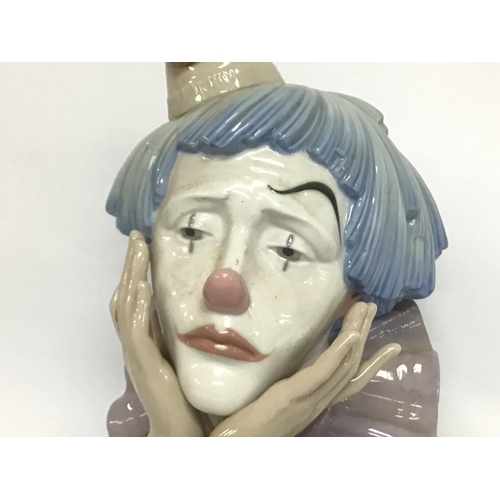 1195 - Lladro clown head, approximately 35cm tall. No signs of obvious damage/ restoration. postage cat D