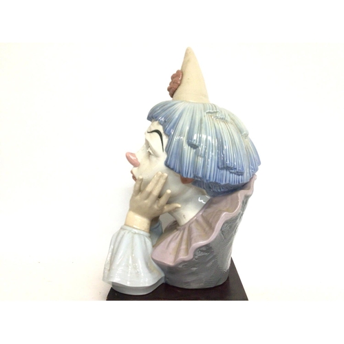 1195 - Lladro clown head, approximately 35cm tall. No signs of obvious damage/ restoration. postage cat D