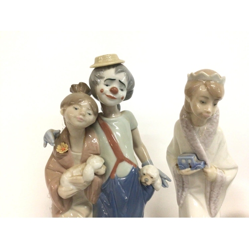 1196 - Lladro porcelain figurines and a small vase. Postage cat D, no signs of obvious damage or restoratio... 