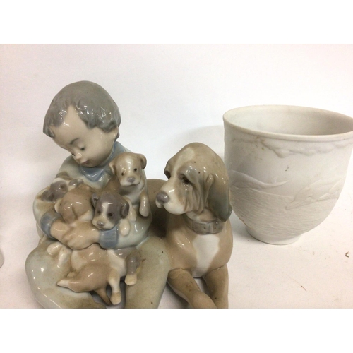 1196 - Lladro porcelain figurines and a small vase. Postage cat D, no signs of obvious damage or restoratio... 