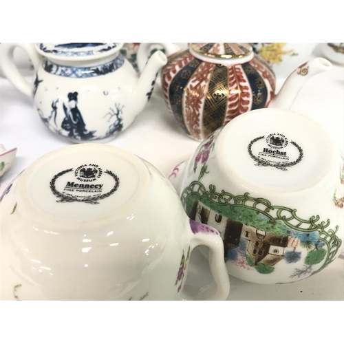 1324 - Small Franklin Mint tea pots, postage cat D