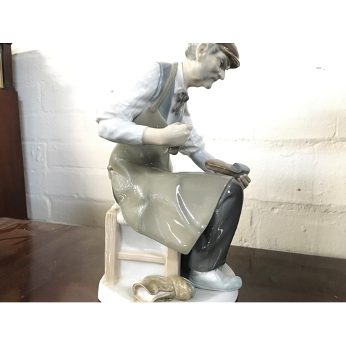 1423 - Lladro cobbler figurine , damaged postage cat d