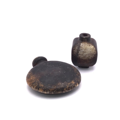 1519 - 2 Chalcendony snuff bottles, 1 with an ovoid polished form 6cm, the other with a square form, 4cm.