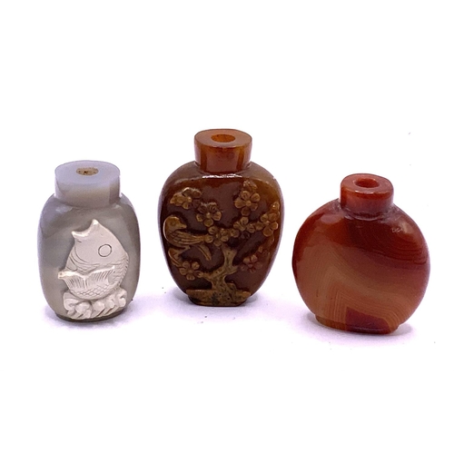 1530 - 3 late 20thC polished agate snuff bottles, 2 with carved decoration. Tallest 5cm.