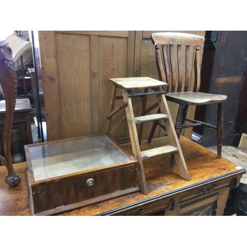 1650 - A small display case, a set of step ladders and an elm chair (3). Shipping category D.