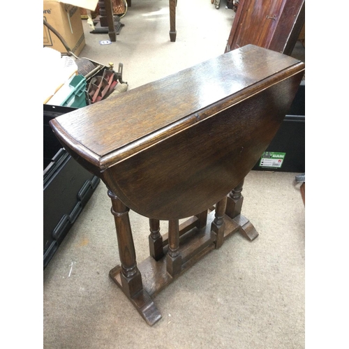 1698 - A small oak drop leaf table, approx height 60.5cm. NO RESERVE