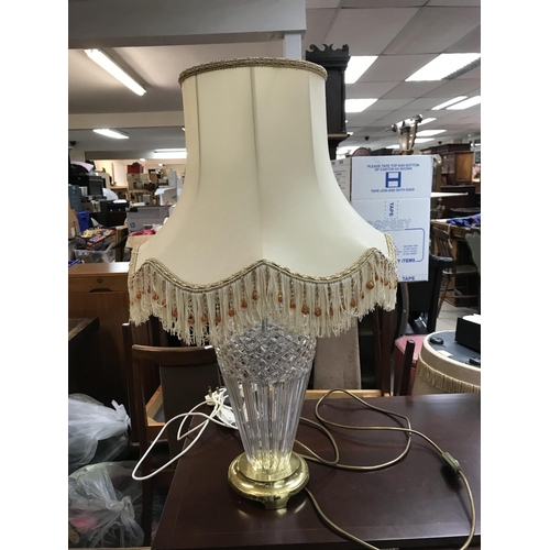 1743 - A modern cut glass lamp. Shipping category C.