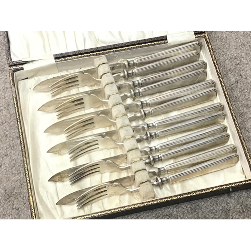 846 - Cased silver Hallmarked handled fish knives & forks, by Mappin & Webb. Postage cat B