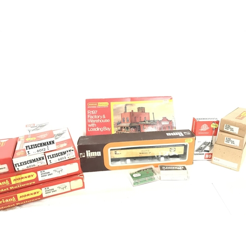 825 - A Collection of Various 00 gauge items including Hornby, Fleishmann.Lima.