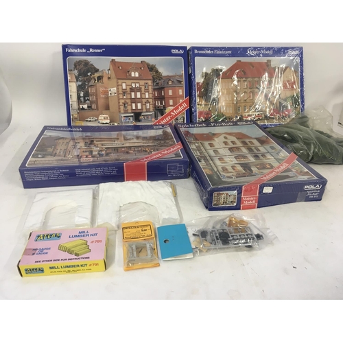 963 - Collection of HO gauge model railway accessories mainly boxed