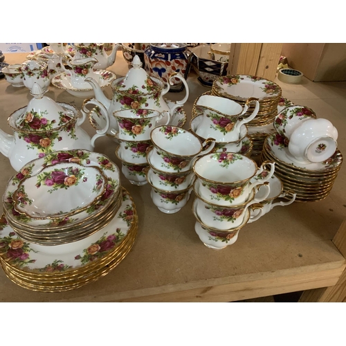 1057 - An extensive Royal Albert Country Roses Tea and dinner service, 1st and 2nd quality (D)