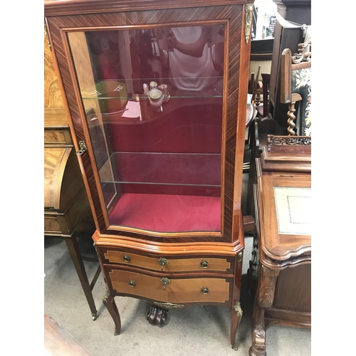 1268 - A display cabinet. Approx 146x62.