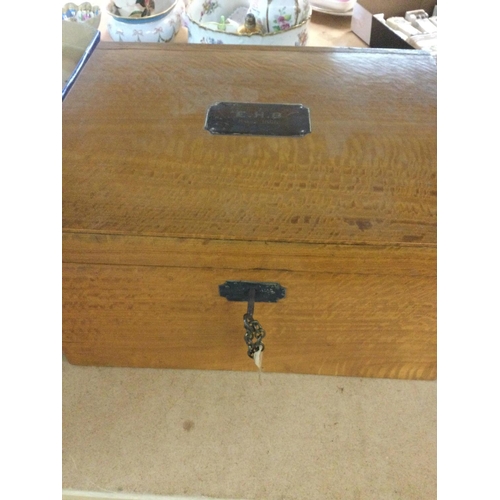 1362 - A Victorian satinwood box inset with three detached trays .