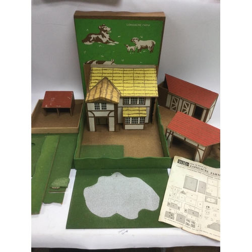 2008 - A vintage 'Longacre Farm' playset with farm animals and accessories. Shipping category C.- NO RESERV... 