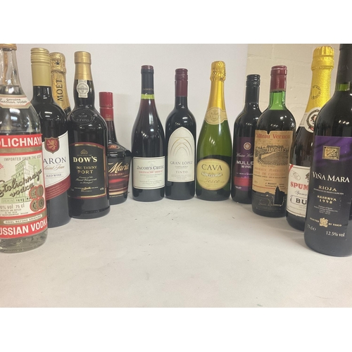 2133 - A collection of wines and spirits including Chateau Vernon, Jacobs Creek Tinto, Cava Brut, Dows Fine... 