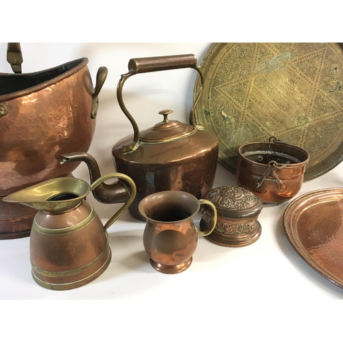 2146 - A collection of assorted copper and others items including a kettle and coal scuttle. Postage C.