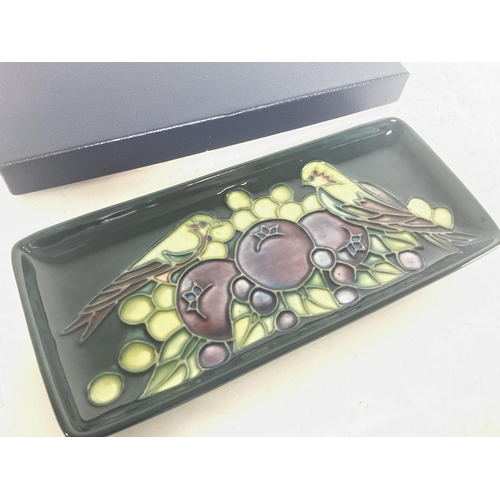 980 - Moorcroft dishes including a finches design pin dish, pen tray and green finches tray, no obvious da... 