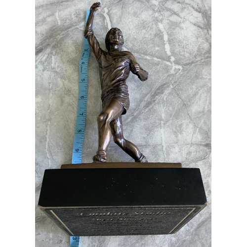 17 - George Best Manchester United Football Bust: Heavy pure bronze 12 inch high bust still in original l... 