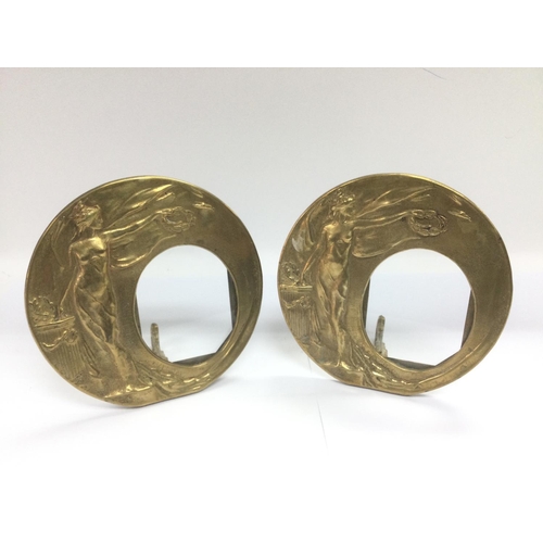 1040 - A pair of circular brass photo frames of Art Nouveau style, approx height 16cm.