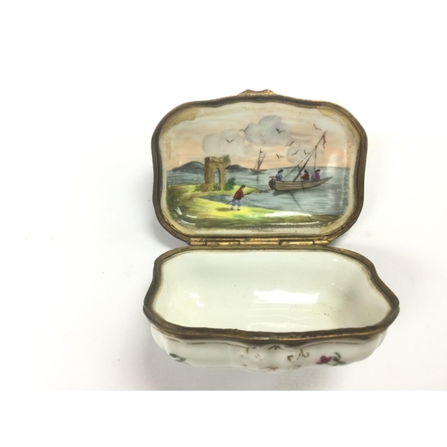 1459 - A small hand painted ceramic pill box with a painted interior of a small sailing boat with figures, ... 