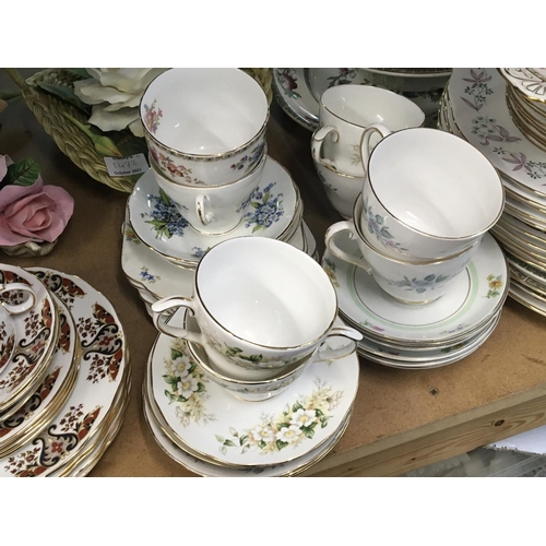 1479 - An extensive collection of English porcelain tea and dinner sets including part sets including Graft... 