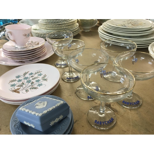 1481 - A Grindley mid 20th century design ceramic dinner set a set of Babycham glasses small Wedgwood ornam... 