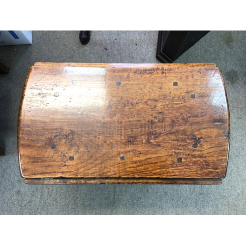 1625 - A small elm occasionally table with drop sides. 77cm long 57wide and 43 high.