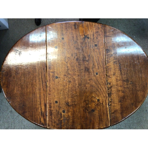 1625 - A small elm occasionally table with drop sides. 77cm long 57wide and 43 high.