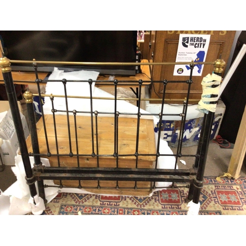 1637 - A Victorian wrought iron bed frame. Headboard is approximately 138cm wide. Postage D