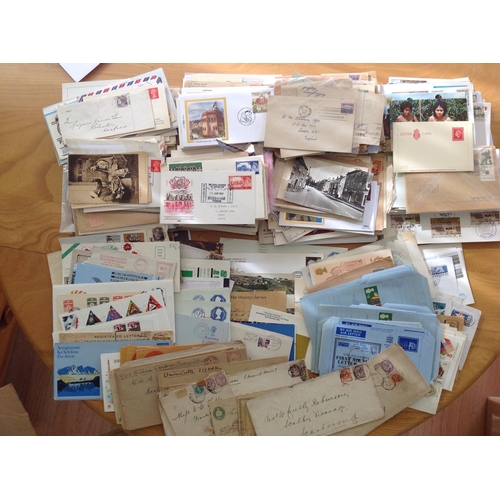 1973 - Large, heavy Box. Pot-pouri of covers and cards (many 100s) from around the world. All reigns from Q... 