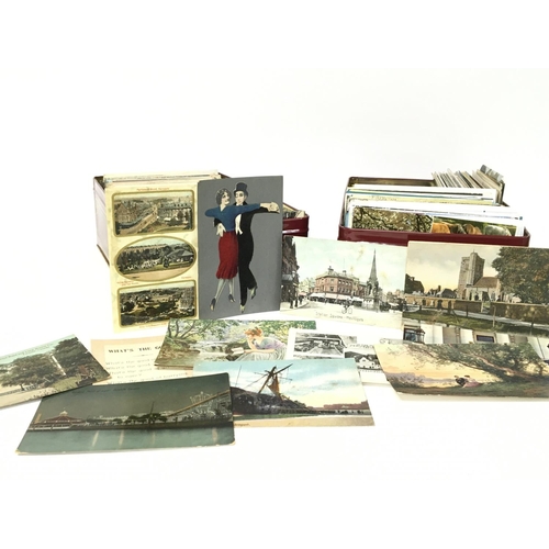 2033 - A large collection of various postcards including vintage and modern from a range of places. No Rese... 