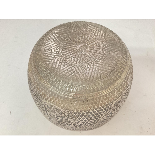 942 - Silver oriental bowl, diameter of 19cm, 11cm tall. 256g