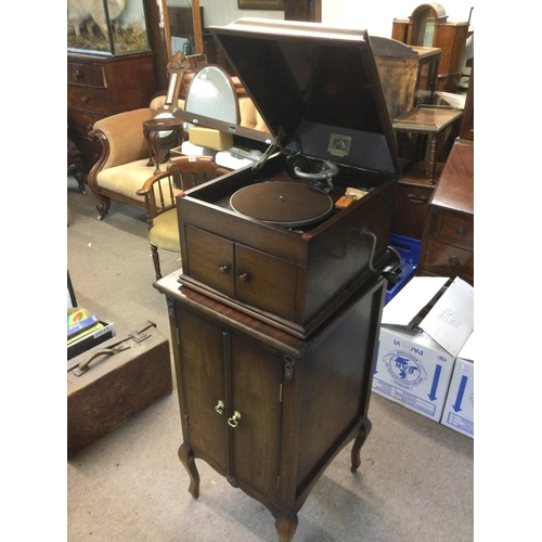 2253 - An HMV gramophone with conforming record cabinet and classical 78s (2). Shipping category D.