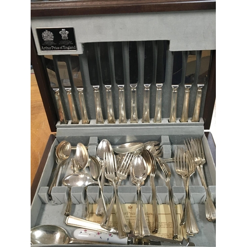 915 - An Arthur Price cutlery set and a quantity of boxed silver plated items and a Chelsea football club ... 