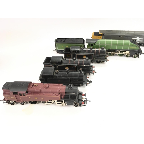 125 - A Collection of Loose 00 Gauge Locomotives including Wrenn. Hornby. With catalogs.