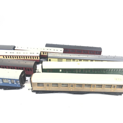 311 - A Collection of Loose 00 Gauge Coaches.