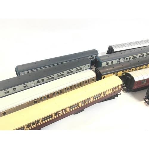 311 - A Collection of Loose 00 Gauge Coaches.