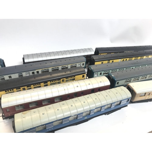 311 - A Collection of Loose 00 Gauge Coaches.