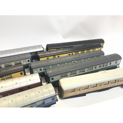 311 - A Collection of Loose 00 Gauge Coaches.