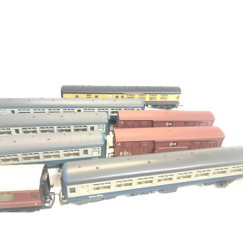 312 - A Collection of Loose 00 Gauge Coaches andRolling Stock.