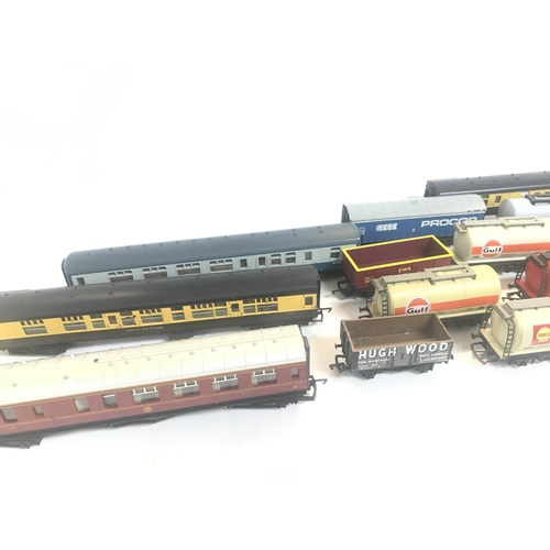 312 - A Collection of Loose 00 Gauge Coaches andRolling Stock.